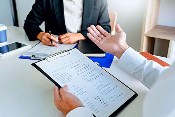 Deux personnes sur un bureau avec des outils professionnels