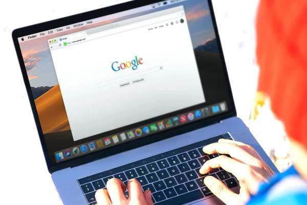 Une personne qui se trouve sur google avec son Mac