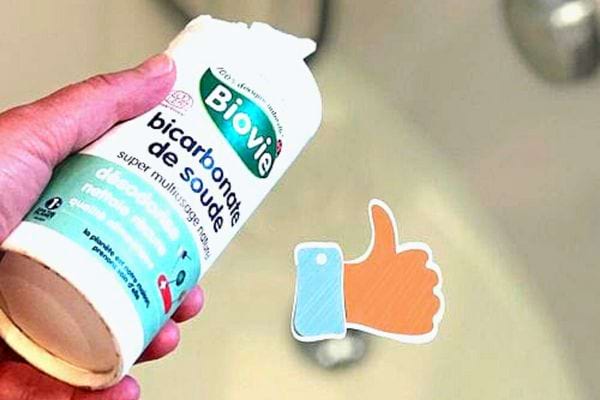 Une personne tenant du bicarbonate de soude 