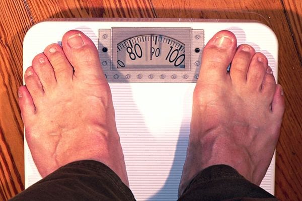 Une personne pieds nus sur un pèse personne 