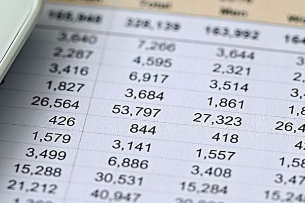 Une feuille sur lequel il y a plein de chiffres