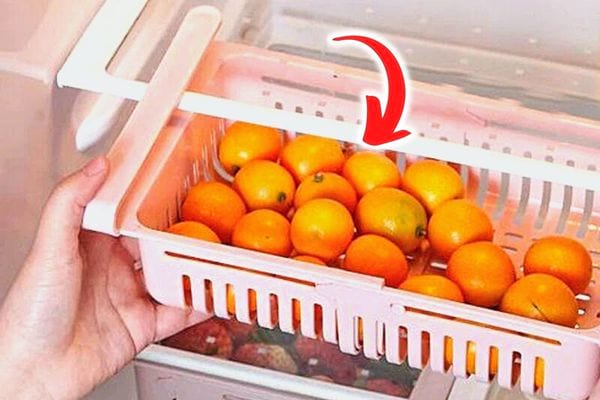 Plusieurs cl&eacute;mentines qui sont dans un bac dans un r&eacute;frig&eacute;rateur 