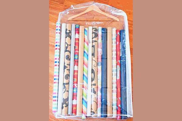 Plusieurs papier cadeaux dans un sac avec un cintre 