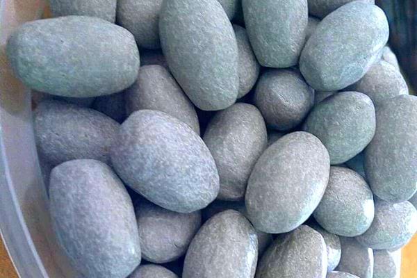 Plusieurs galets dans un seau 