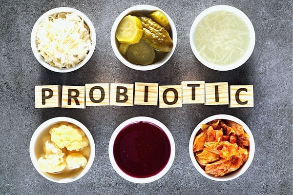 Plusieurs aliments probiotiques dans des petits bols blancs