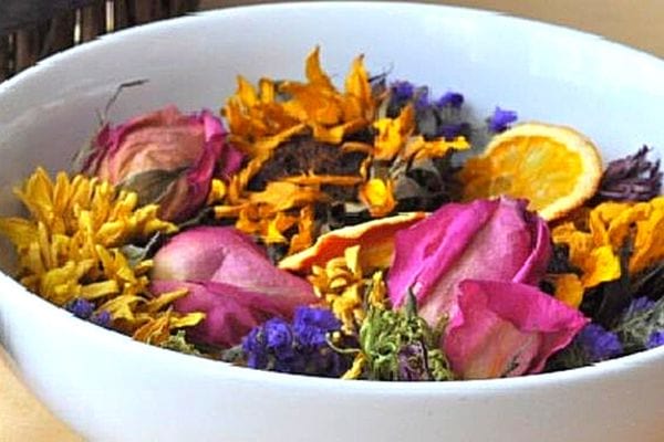 Un bol blanc remplie de pot-pourri 