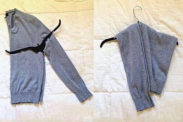 Un pull gris sans capuche mit sur cintre 