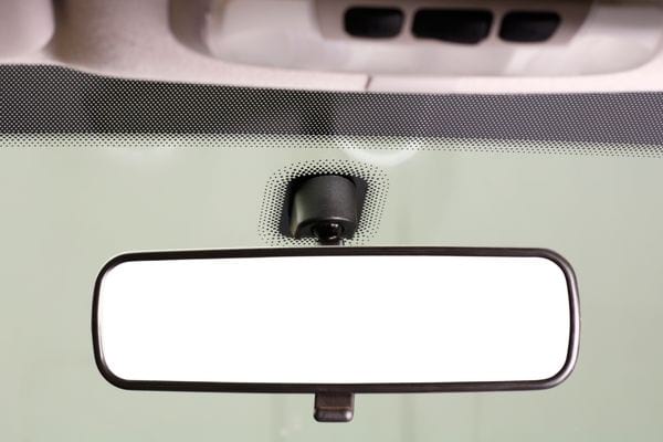 rétroviseur à l'intérieur d'une voiture