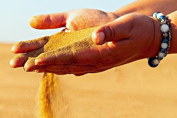 Une personne ayant du sable dans ses mains