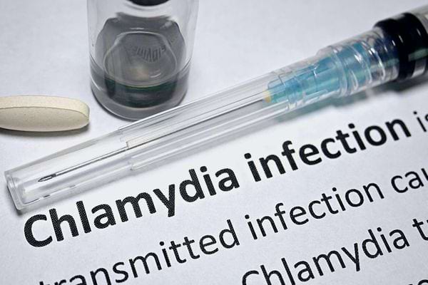 Une seringue sur une feuille 