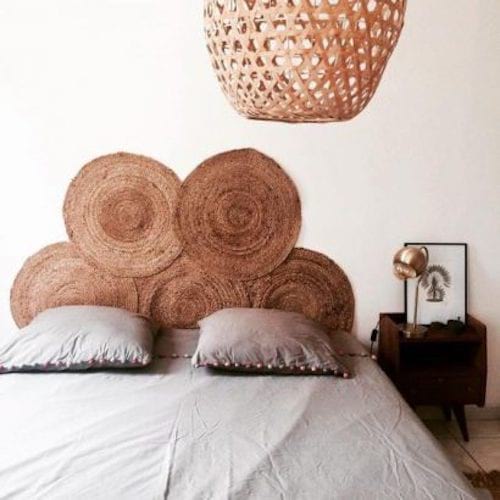 Plusieurs sets en osier collés au mur pour faire une tête de lit