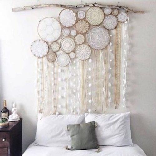 Une tête de lit avec des formes géométriques des cordes tressées et des perles accrochées