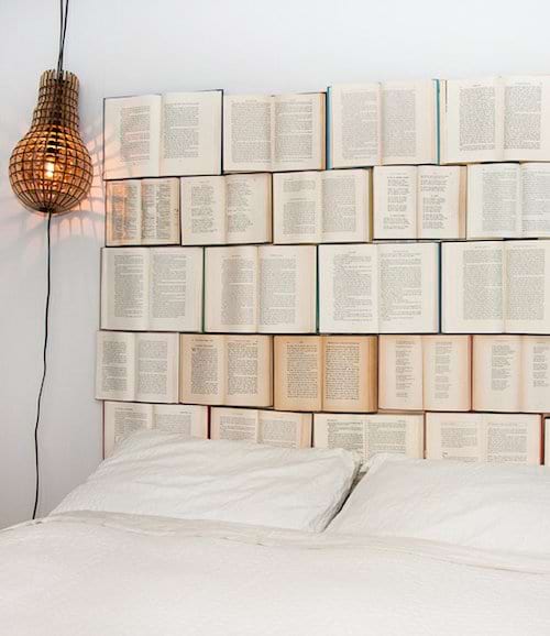 Une tête de lit faites avec plusieurs livres ouverts