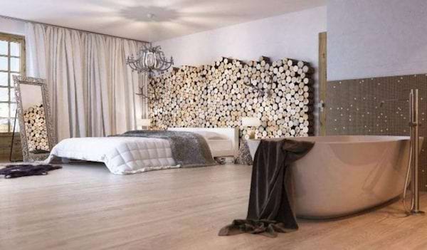 Une chambre avec une tête de lit fait de rondins de bois zen avec la palette de couleurs du blanc