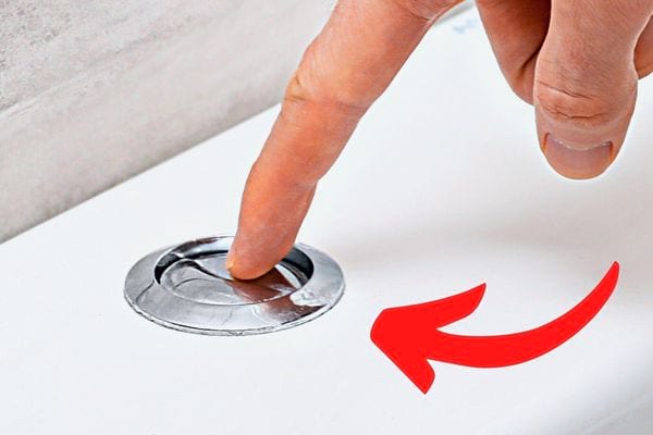 Une personne tirant la chasse 