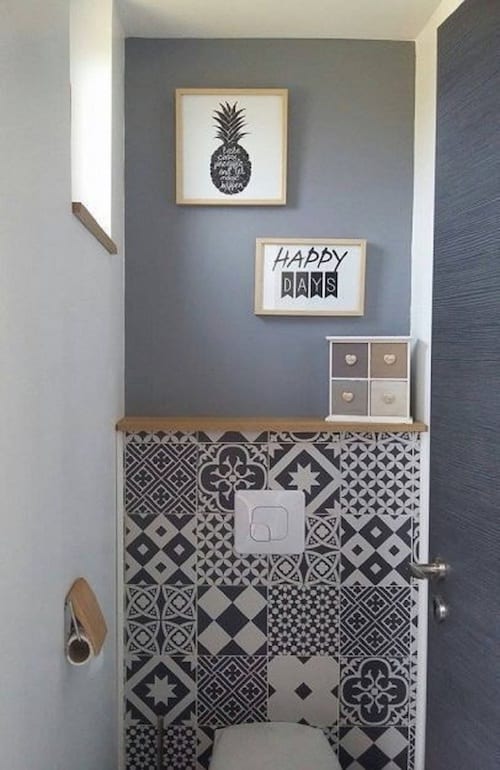 Des toilettes avec un style graphique au mur