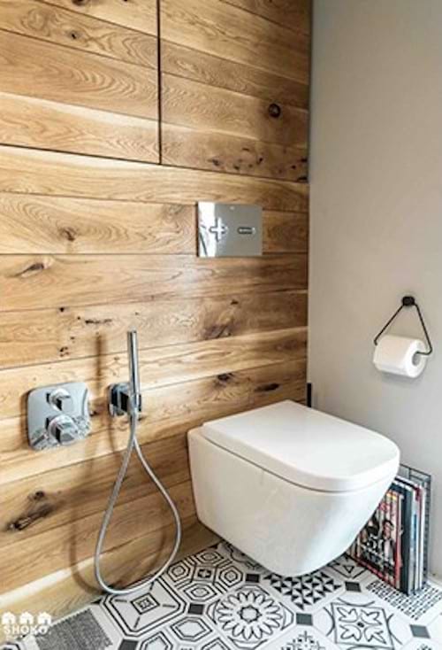 A natural and luminous style with wood in toilets 