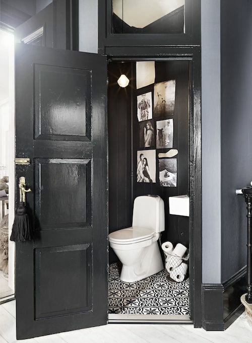 Des toilettes noir et blanche avec un style chic