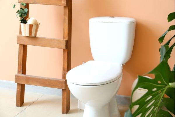Saubere weiße Toiletten