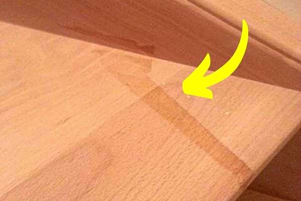 Une trace de scotch sur un sol en parquet 