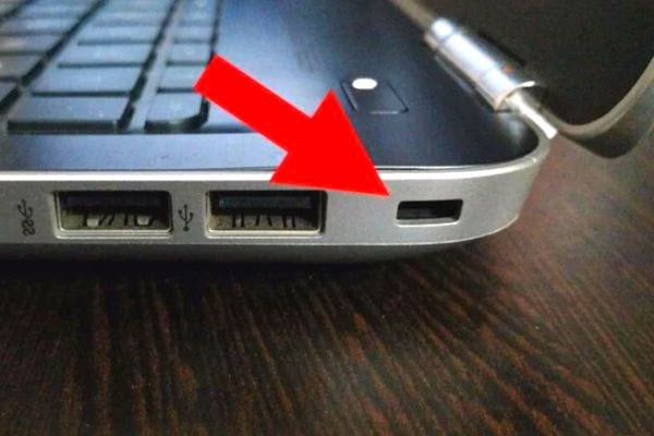 Un troisième trou proche des trous usb sur le côté d'un ordinateur portable 