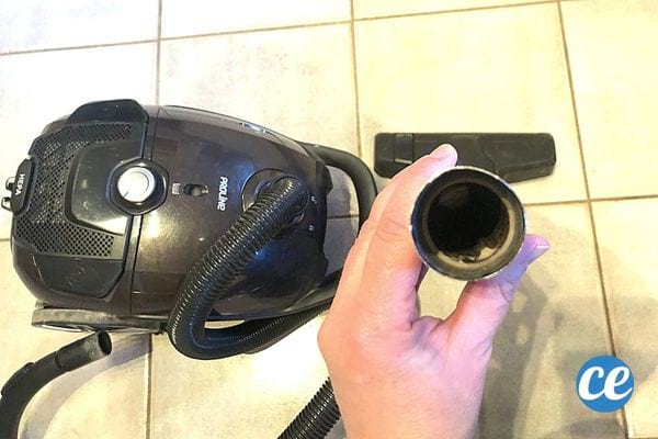 Le tube vide d'un aspirateur noir 