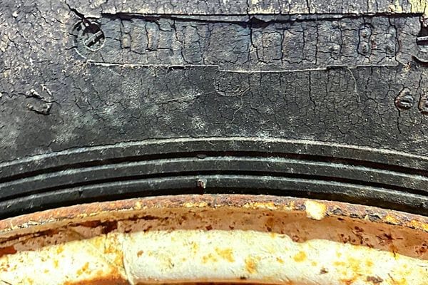 Un pneu de voiture très abimé 