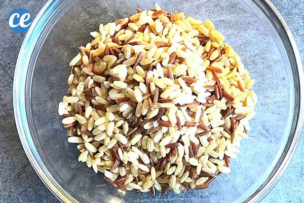 Des graines de riz avec une variante dans un bol 