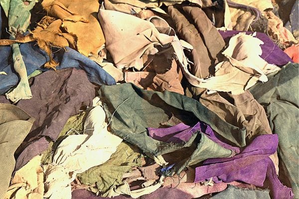 Plusieurs vieux chiffons colorés