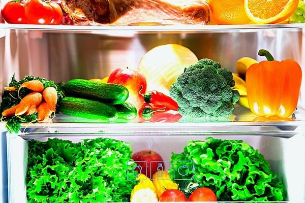 Pleins d'aliments dans un frigo 