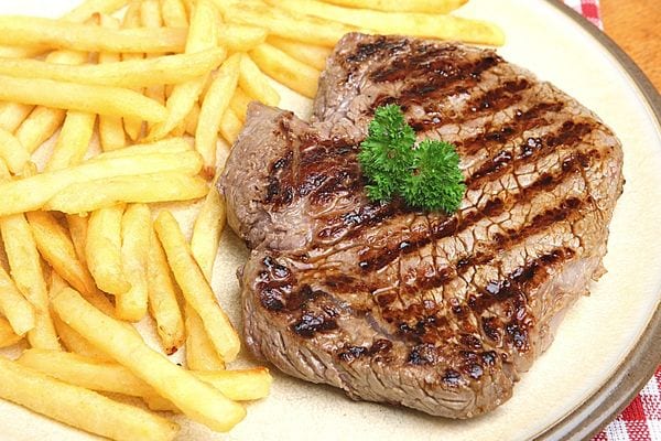 Une assiette de frites et de viande 