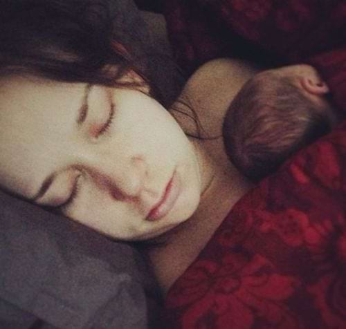 Une mère qui dort avec son bébé sur elle 