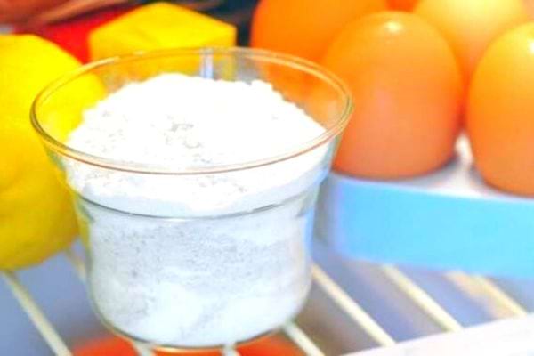 Une coupelle de bicarbonate dans un réfrigérateur 