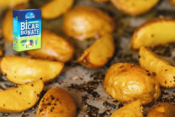 Du bicarbonate avec plusieurs pommes de terre