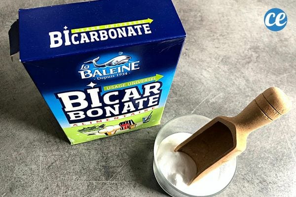 un paquet de bicarbonate de soude avec un pot de bicarbonate de soude
