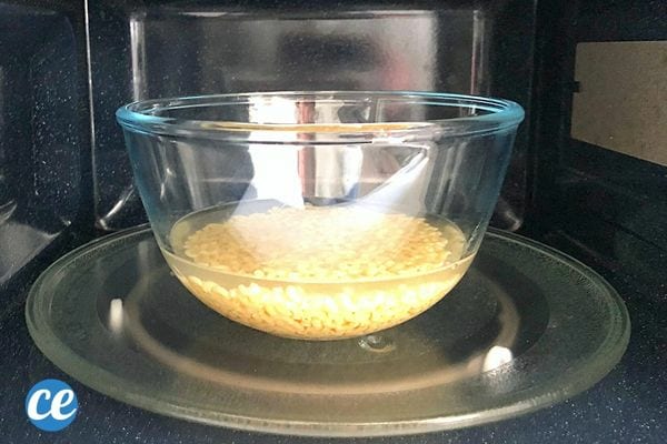 Un bol de pâtes dans un micro-ondes