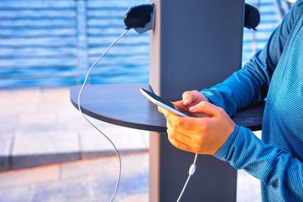 Une borne de recharge public pour recharger son téléphone sans électricité