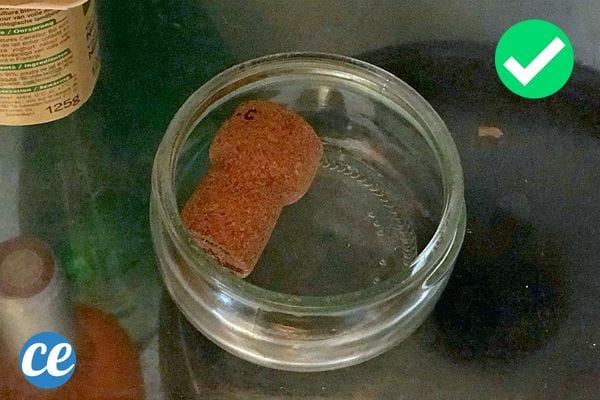 Un bouchon en liège dans une petite coupelle en verre