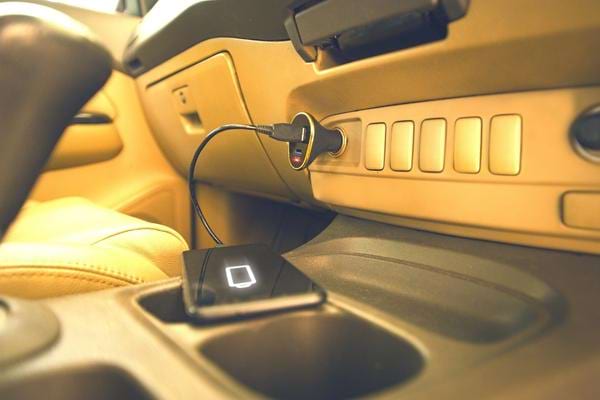 Une prise allume cigare pour recharger son portable sans électricité