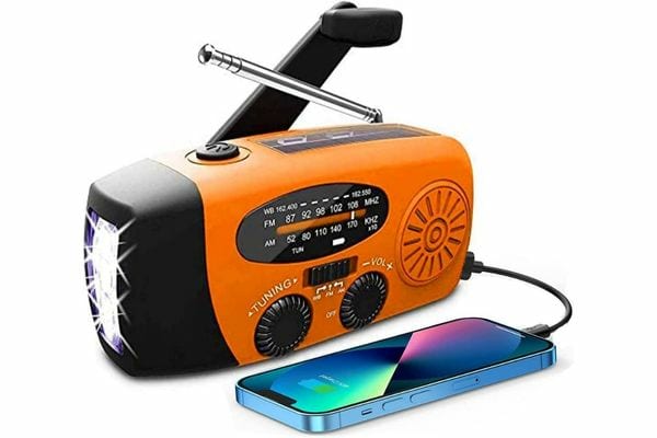 Un chargeur à manivelle orange branché à un smartphone