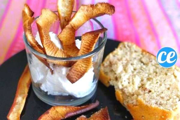 Süßkartoffelchips in einem Bicchiere mit Panna Montata auf einem Teller