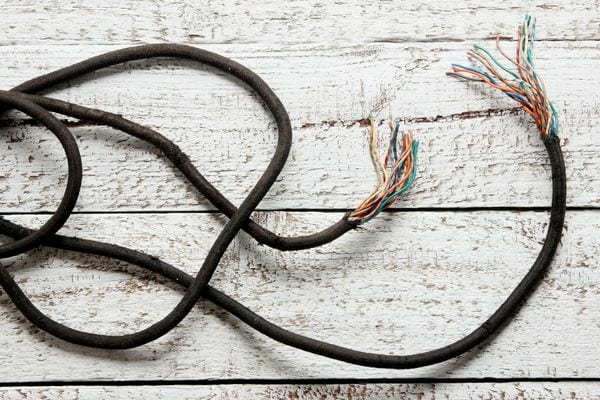 Un cordon d'alimentation découpé en deux 