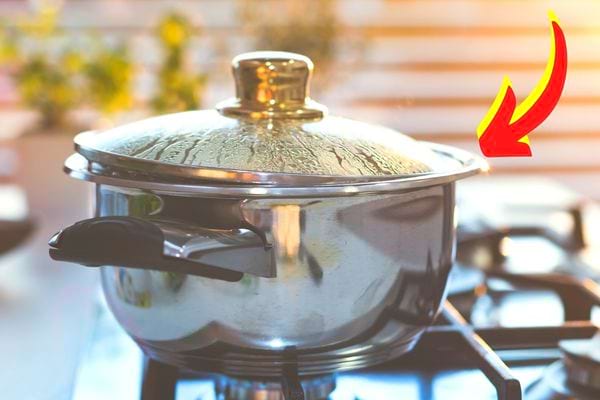 Une casserole et un couvercle humide sur une plaque de gaz