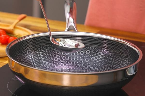 Une cuillère au-dessus d'une poêle