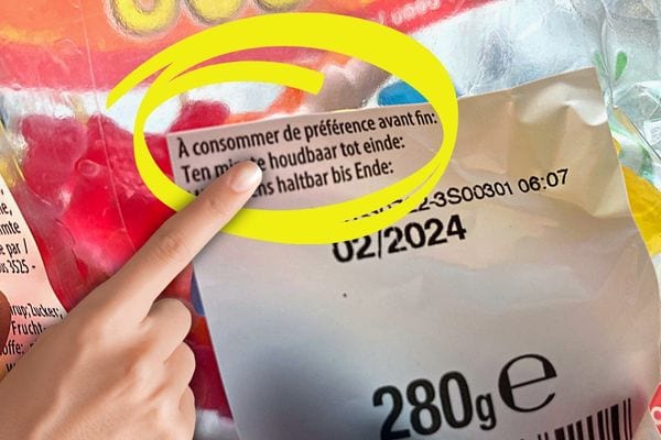 Une main montrant la date de péremption sur un paquet d'aliment 