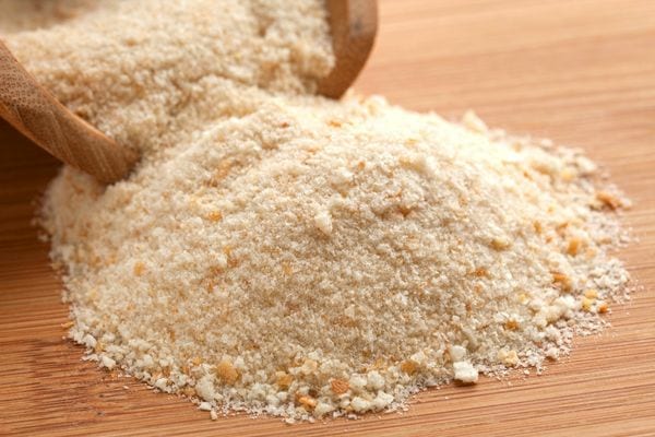 De la chapelure sur une table en bois