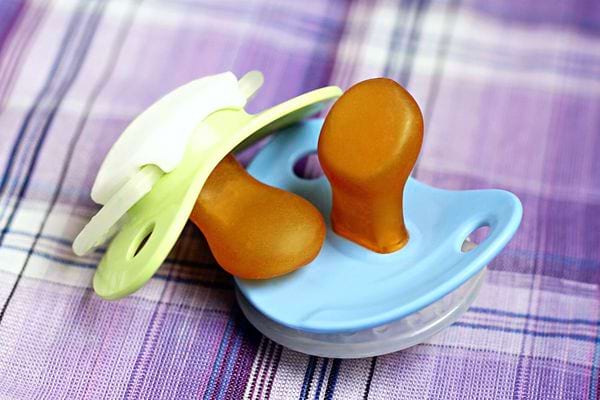 Deux tétines l'une à côté de l'autre 