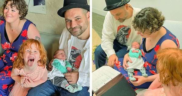 Une famille qui est réunis avec un livre 