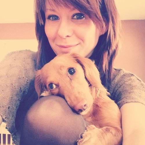 Une femme faisant un selfie avec son chien 