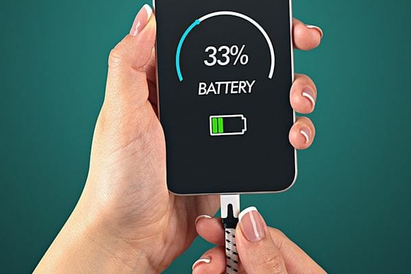 Une personne qui charge son téléphone 